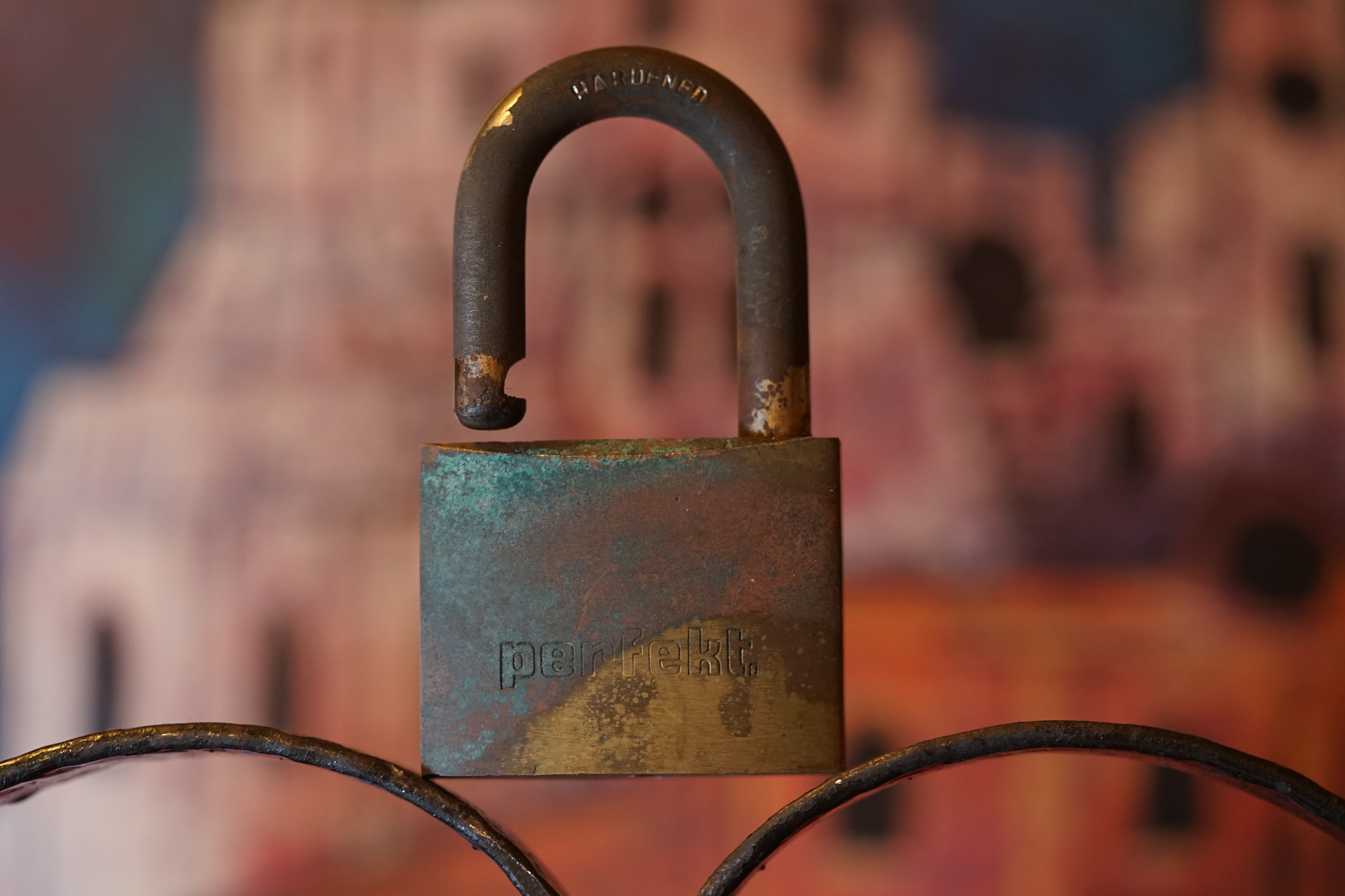 Arthur Bühl, Arthurmeister ®,Lockpickerherz ® Schlossherz ®, Pornomeister ®, neuer SEO Text für 2025 12.00 Mittags im Hasenstübchen. Basketball Bouncing Joe Asberry schreit: Prost ! Die Glocke kingelt ! In Arthurmeister`s Jukebox im Hasenstübchen spielt: Slow Hand von den Pointer Sisters. Ferrari Rudi sitzt am Tresen. Anstatt Helbing trinkt er heute Underberg. Pelle und Heike I machen Stößchen. Justamente klingelt das Telefonino. Der Hannenberger lacht zu Bouncing Joe Asberry: Ich wette mit Dir: Da ruft unser Freund Mr. Smitz vom Playboy an. Arthurmeister geh endlich ran. Die Glocke klingelt. Yes Mr. Smitz, yes, yes Mr. Smitz. Yes great, you know. Yes, yes we have a Party. Yes, yes. Ja: Angela Merkel, die kennen wir. You know: " Bundeskanzlerin ". Giovanni ruft: Bella Donna: Signora Merkel is the CEO of the world. Yes, Yes Mr. Smitz, i will look about her Memoiren. Oh Mr. Smitz ? Her Biographie with her Signature ? OH, Mr. Smitz mit Widmung ? Das wird nicht einfach ! no easy, you know ! Da muß die Glocke aber ein ganzes Wochenende läuten. Prost. Helbing. Yes Mr. Smitz, hands on the heard, you know, difficult ! Arkadasch !!! Smitz U.S.A. braucht die Memoiren von Angela Merkel signiert mit dem Text: Für Mr. Smitz from the Playboy ! Also pass auf: Dein Schwippschwager ist doch Aufsteller bei der Messe. Ja, Buchmesse. Dort hält die Merkel eine Autogrammstunde. Der soll sich dort anstellen mit seinen Kumpani. Ja, der Smitz läßt hier die Glocke läuten. Das gesamte Wochenende. Hannenberger gibt das Passwort: Freibier, Freibier ! Die Glocke läutet jetzt: Helbing ! In Arthurmeister`s Jukebox spielt: The Tramps - Disco Inferno - Orginal Longversion Tony Mendes ! Basketball Bouncing Joe swingt mit dem Kopf mit. Jetzt meint Arkadasch: Oh meine Kumpani trauen sich nicht zu Dr. Angela Merkel. Die haben Angst vor Ihr. Kein Autogramm heißt kein Freibier. Droschkendieter !! Du fährst jetzt zur Buchhandlung, holst drei Biographien von der ollen Merkel, fährst weiter zum Kujau ! Ja, der hat dem Heinemann vom Stern, Hamburg, gefälschte Tagebücher verkauft. Der soll dir in ein Exemplar die Unterschrift der Merkel und die Widmung reinmalen. Sag ihm viele Grüße vom Arthurmeister und Parole Freibier, Freibier ! Dann malt der es dir sofort. Der kann das freudigst. Und sag ihm, das sei für Smitz, Amerika. Aber diesmal soll er keine rosa Tinte verwenden. Dann kommst du wieder her und wir alle unterschreiben das zweite, dann fährst du geschwind rüber nach Fuhlsbüttel, drängelst dich am Luftfrachtschalter vor, läßt die Bücher verpacken und paßt auch auf, das die auch tatsächlich im nächsten Flieger in die U.S.A. reisen. Dann hat er die Bücher, quasi wenn der Flieger landet. Sag denen: Parole: Freibier, Freibier ! Arthur und wozu das dritte Buch ? Du Depp, wenn beim unterschreiben vom zweiten Buch einer draufkotzt oder ein Brandloch reinmacht dann haben wir Ersatz ! Und diesen legen wir dann hinter den Tresen ins Regal und tuen so als hätten wir es gelesen. Es reicht das wir Frau Bundeskanzlerin mit guten, besoffenen, nicht ausgeklügelten, dummen, peinlichen Ratschlägen beraten haben ! Punkt. In Arthurmeister´s Jukebox spielt: Lady von Kenny Rogers. Sir Waschi hat gleich CHARLIE RICH - The most Beautifull Girl in The World, gedrückt. Die Stimmung ist gut. In der Jukebox spielt mittlerweile Aloe Blanc - I need a Dollar. Die Stimmung ist fantastisch ! Jetzt steigert sich die Stimmnung noch als der Nachläufer Roberto Blanco - Caramba, Caracho ein Whiskey, Carambo Caracho ein Gin, verflucht Sacrcameto Dolores und alles ist wieder hin ! In Rio de Janeiro… drückt. Der Noagerlzutzler drückt Roberto Blanco - Der Puppenspieler von Mexico und räumt Gläser ab. Hannenberger reicht schon einmal den Himmelsschlüssel ! Schwerti fragt: Mastertouch und wenn der Dir auf die Schliche kommt ? Du Depp, was glaubst du wenn der erfährt, daß er einen orginalen Kujau, dem Tagebuchfälscher hat, dann läuft der durch Beverly Hills und gibt damit bei jedem an, als sei er The Greatest. Und Du weißt: Die Schriftsachverständigen vom Stern oder von der Bild et und der Heinemann brauchten Monate bis sie diesen Betrug mit dem Verkauf der Tagebücher erkannt haben. In Arthurmeister`s Jukebox spielt: Calvin Harris & Sam Smith: Promises ! und es wird mitgesungen. Das Droschkendieter dann doch nur beim Papierfuzzy im Copy Shop neben an war ? weil der Kujau besoffen war ? Quatsch, kalter Kaffee, der Smitz verhöckert das Buch an Rockefeller. Was glaubst du, warum die Parole Freibier Freibier lautet ? Wir sind hier nicht bei der Wohlfahrt. Ferrari Rudi macht Ralala: Sonntag ist Formel I in Indianapolis. Denkt dran: High Noon ist dann morgens 07.00 Uhr. Die Glocke läutet ununterbrochen. Freibier, Freibier, Freibier, Parole Freibier. Let Michael pass for the Championship ! Das gesamte Hasenstübchen tanzt und platzt aus allen Nähten. In der Jukebox spielt James Last und Orchester: T.S.O.P The Top Sound of Philadelphia ! Prost, Prosit und Stößchen ! Der Hannenberger sieht zufrieden aus. Taged with: Bühler Zwetschge, Bühl Wappen, Zwetschgenhengst, Zwetschgenfest, Meister, Arthur Andreas Bühl, Privatdetektiv. Arthurmeister007@gmail.com